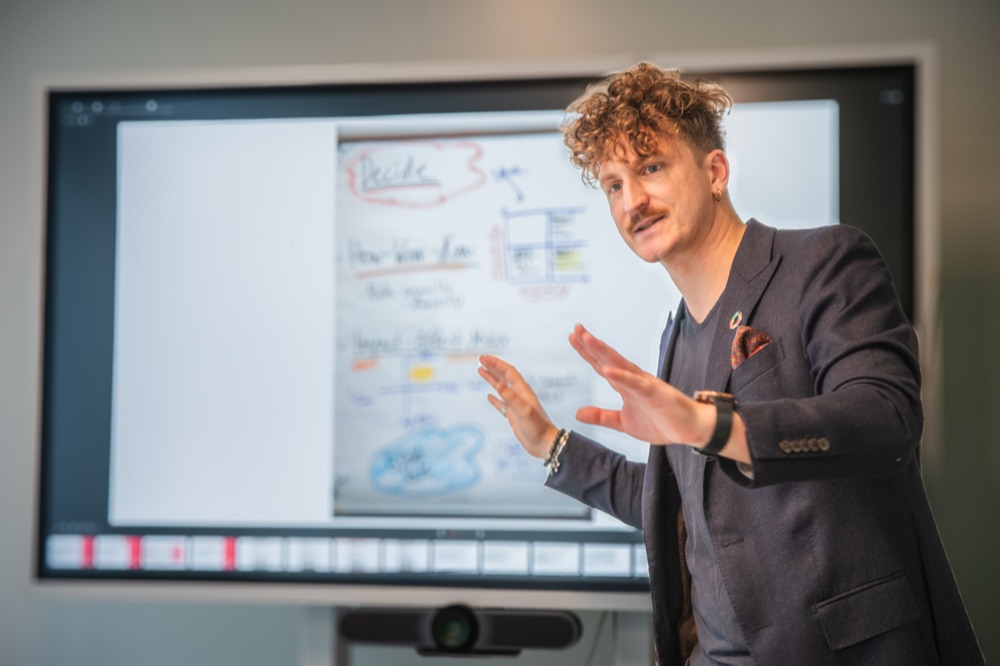 Jeremias Jurt moderiert einen Workshop mit Flipchart