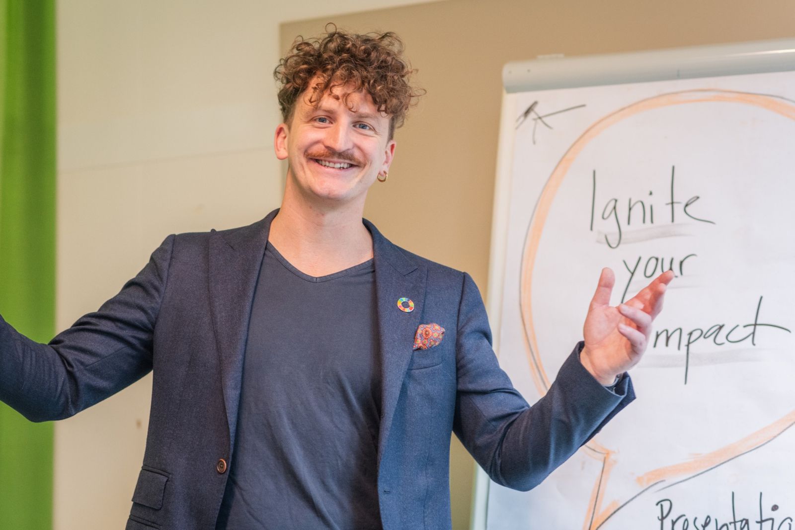 Jeremias Jurt im Workshop vor dem Flipchart «Ignite your impact»