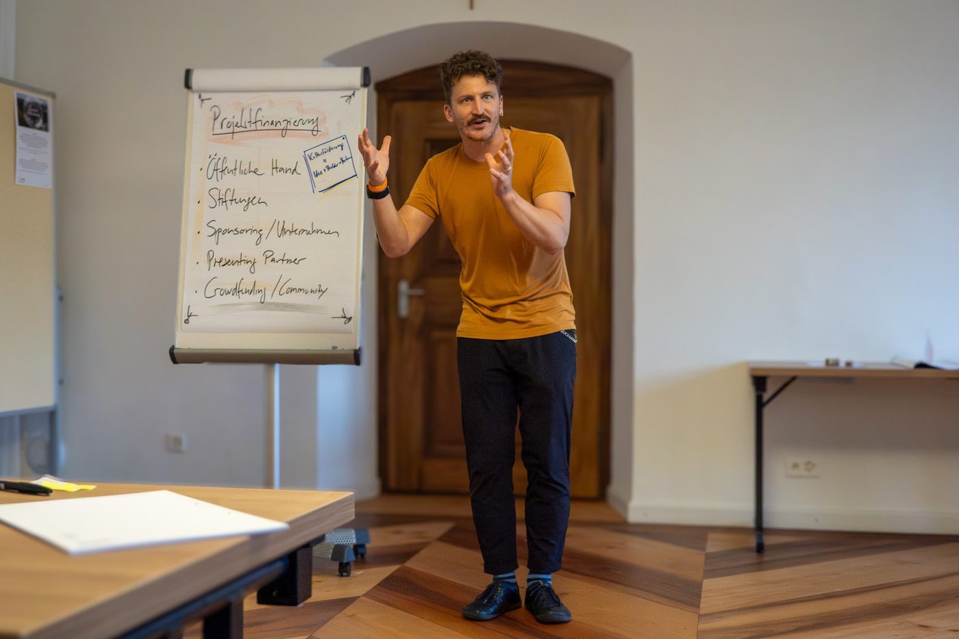 Jeremias Jurt erklärt vor einem Flipchart in einem Workshop