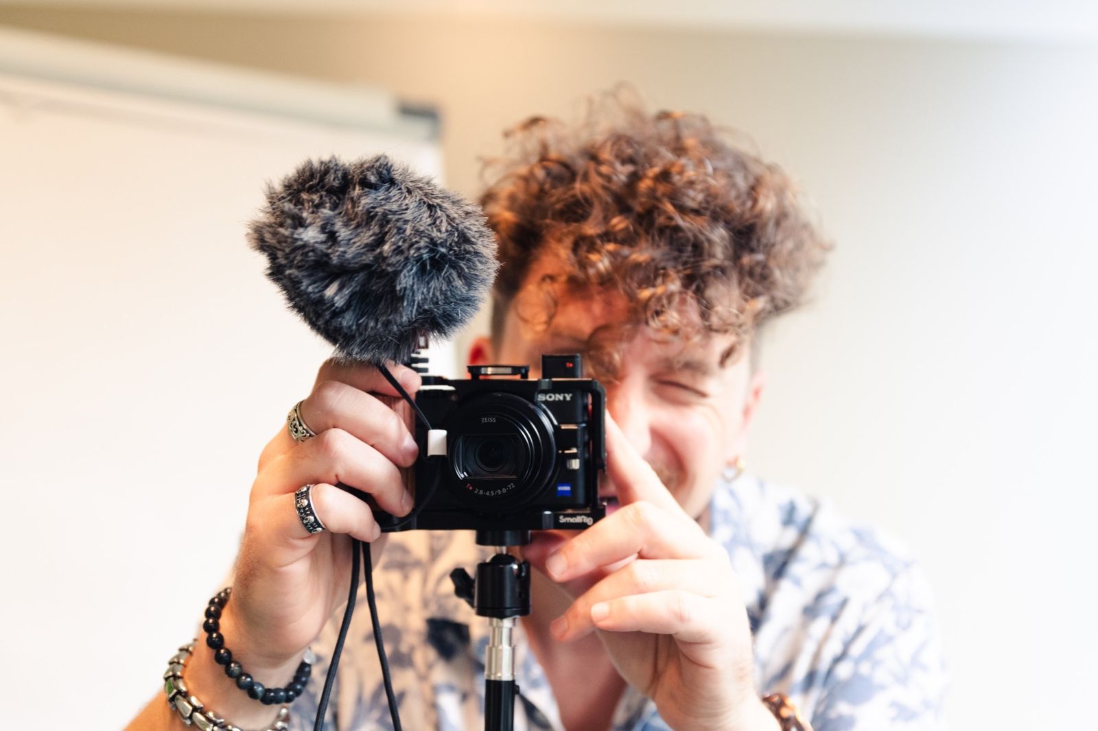 Jeremias Jurt hinter einer Kamera mit Mikrofon